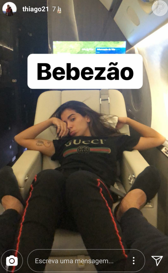 Anitta foi paparicada pelo marido, Thiago Magalhães, na madrugada desta sexta-feira, 1 de junho de 2018