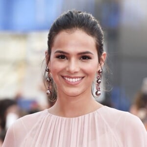 Bruna Marquezine disse que gosta de inovar na moda