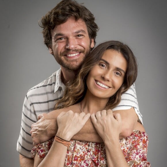 Beto Falcão (Emílio Dantas) diz para Luzia (Giovanna Antonelli) que compôs uma música para ela e a mulher reconhece a canção do artista baiano na novela 'Segundo Sol'