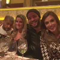 Daniel Alves janta com amigos e sem a namorada, Thaíssa Carvalho, em São Paulo
