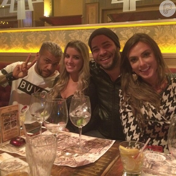 Daniel Alves vai jantar com Nicole Bahls e amigos no restaurante Paris 6, em São Paulo, em 13 de julho de 2014