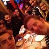 Amigos de Daniel Alves posam para selfie no restaurante