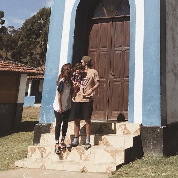Bruno Gissoni e Yanna Lavigne curtem viagem a Minas Gerais com a filha, Madalena, em 2 de junho de 2018