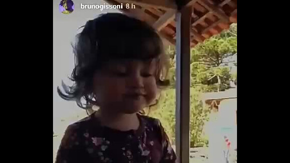 Bruno Gissoni filma a filha, Madalena, fazendo caretas