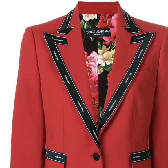 Anitta escolhe blazer vermelho da Dolce & Gabbana de R$ 10.700