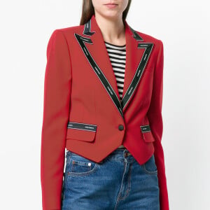 Anitta escolheu blazer de lã vermelho com detalhes em preto