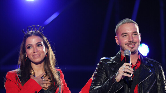 Anitta recebe troféu de 'Hit do Ano' em premiação no México: 'Sem acreditar'