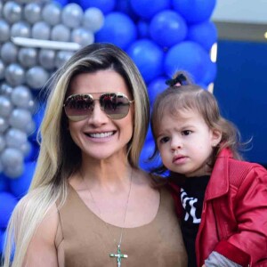 Valentina, filha de Mirella Santos, é sempre fotografada cheia de estilo