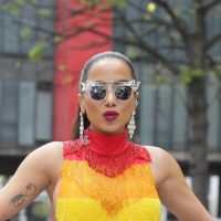 Anitta usa look de franjas com as cores do arco-íris na Parada LGBT. Fotos!