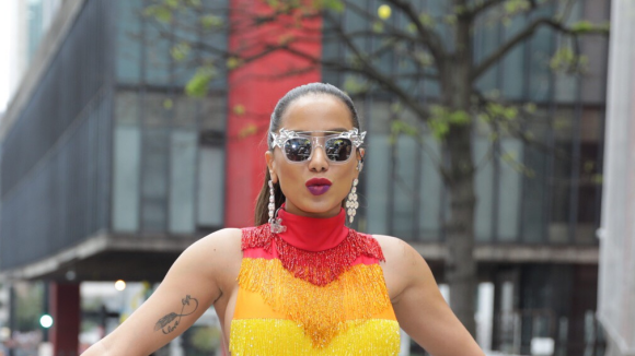 Anitta usa look de franjas com as cores do arco-íris na Parada LGBT. Fotos!
