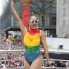 Anitta usou um look cheio de franjas com as cores do arco-íris na parada LGBT  