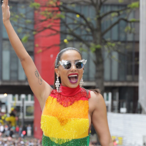 Anitta usou um look cheio de franjas com as cores do arco-íris na parada LGBT  