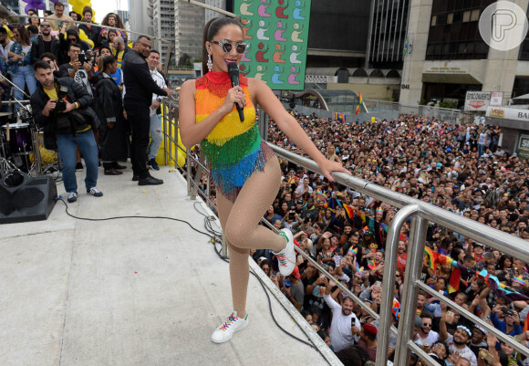 Anitta subiu em um trio na parada de orgulho LGBT de São Paulo