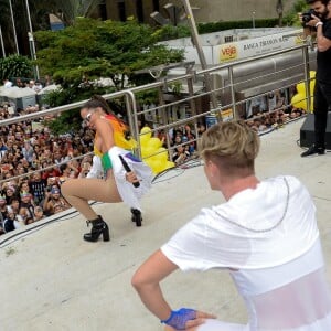 Anitta arrasou nas coreografias durante a parada LGBT em São Paulo neste domingo, 3 de junho de 2018