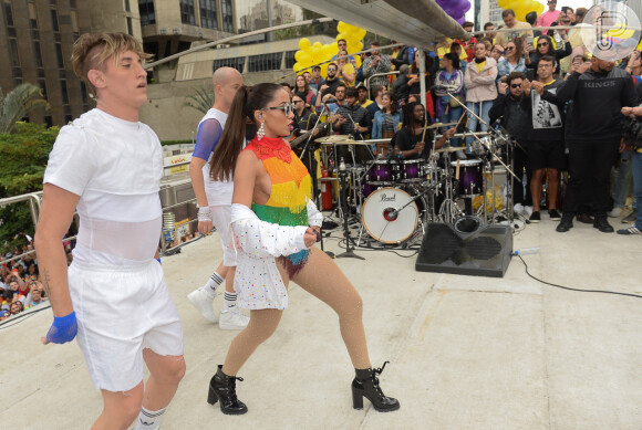 O público vibrou com show de Anitta na parada LGBT em São Paulo neste domingo, 3 de junho de 2018