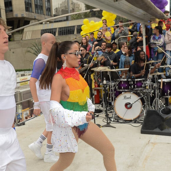 O público vibrou com show de Anitta na parada LGBT em São Paulo neste domingo, 3 de junho de 2018