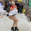 Anitta usou uma roupa com as cores da bandeira LGBT