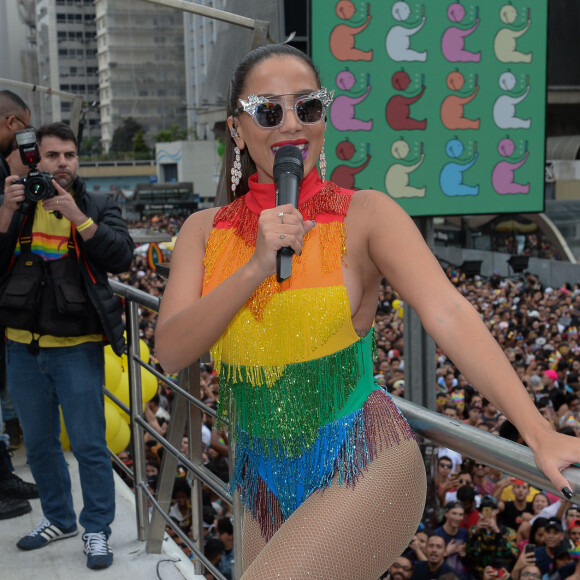 Anitta arrastou multidão na parada LGBT em São Paulo neste domingo, 3 de junho de 2018