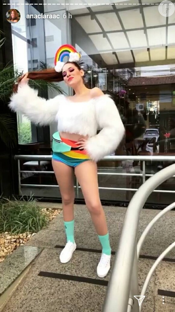 Ex-BBB Ana Clara apostou em hot pants colorida e cropped com pêlos brancos