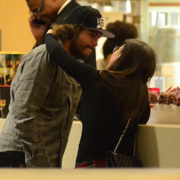 Tatá Werneck e Rafael Vitti trocaram carinhos enquanto aguardavam para comprar pipoca