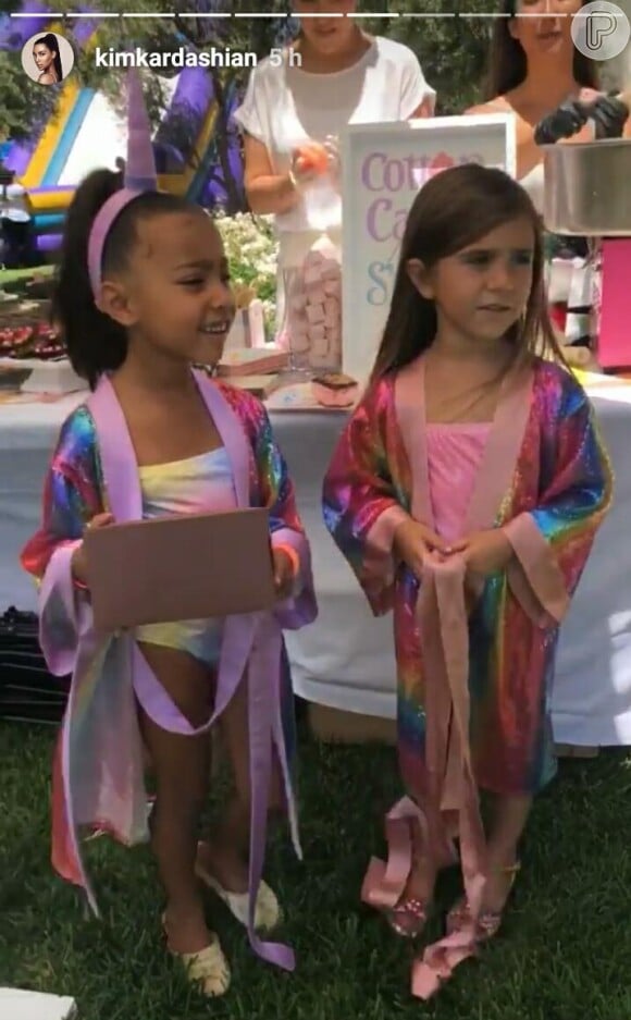 Kim e Kourtney Kardashian fazem festa como tema de unicórnio para as filhas