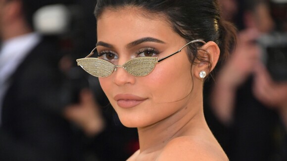 Kylie Jenner segura a filha, Stormi, em carregador da grife Gucci de R$ 3.500