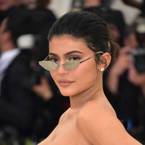 Kylie Jenner carrega a filha, Stormi, em carregador de R$ 3.500 da grife Gucci, em 3 de junho de 2018