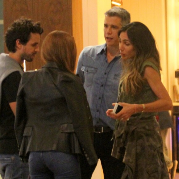 Os dois casais foram fotografados conversando no shopping