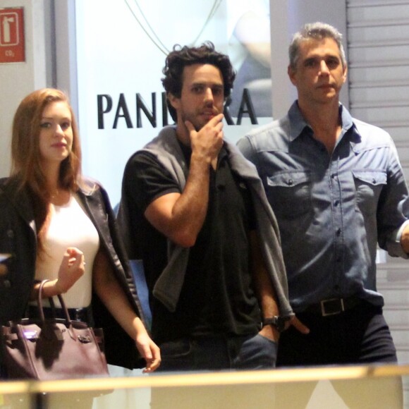 Marina Ruy Barbosa e o marido, Xande Negrão, encontraram Márcio Garcia e a esposa, Andréa Santa Rosa, no shopping