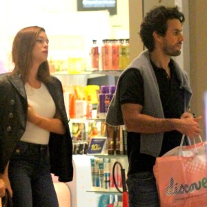 Marina Ruy Barbosa e o marido, Xande Negrão, foram fotografados fazendo compras no shopping