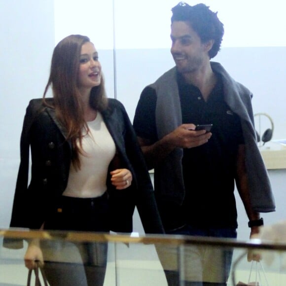 Marina Ruy Barbosa e o marido, Xande Negrão, foram fotografados no shopping Village Mall, na zona oeste do Rio, neste domingo, 3 de junho de 2018