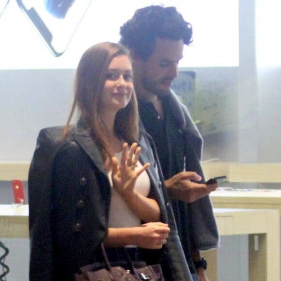 Marina Ruy Barbosa acenou para o paparazzo no shopping