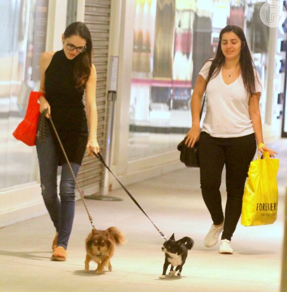 Isabelle Drummond passeou com uma amiga pelo shopping Fashion Mall