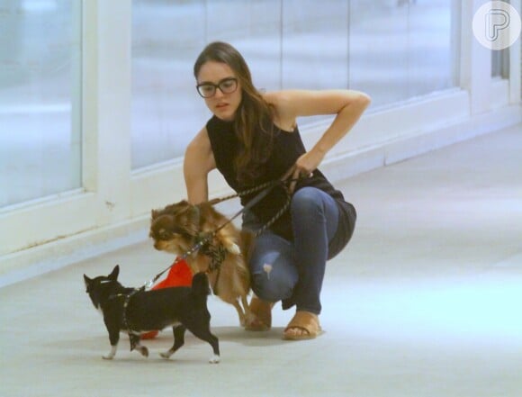 Isabelle Drummond levou os cachorros de estimação para passear no shopping