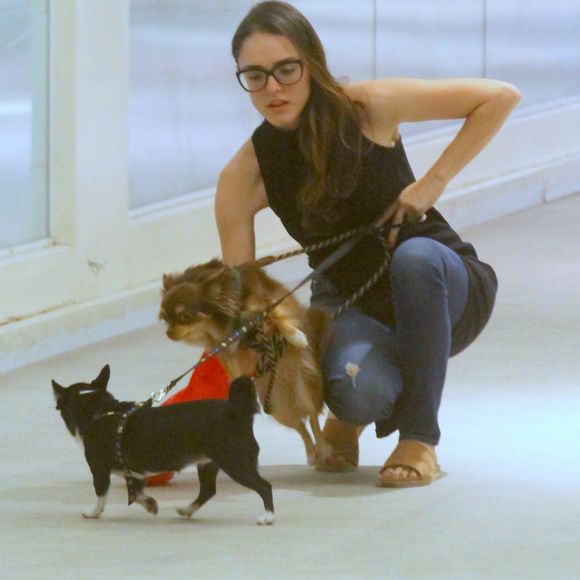 Isabelle Drummond levou os cachorros de estimação para passear no shopping