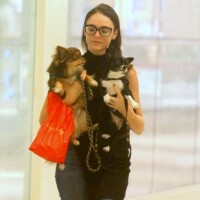 Isabelle Drummond passeia com cachorros em shopping do Rio. Veja fotos!