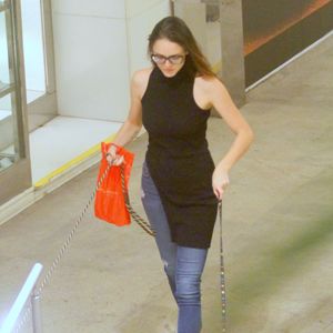 Isabelle Drummond investiu em um look despojado para passear no shopping