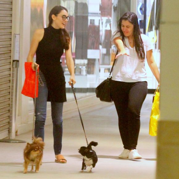 Isabelle Drummond e a amiga no shopping Fashion Mall, na zona sul do Rio de Janeiro