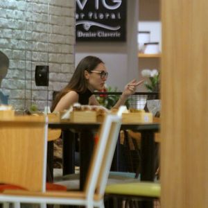 Isabelle Drummond passou o domingo, 3 de junho de 2018, no shopping Fashion Mall, na zona sul do Rio
