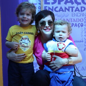 Regiane Alves frequentemente é fotografada com os filhos João Gabriel, de 4 anos, e Antônio, de 2