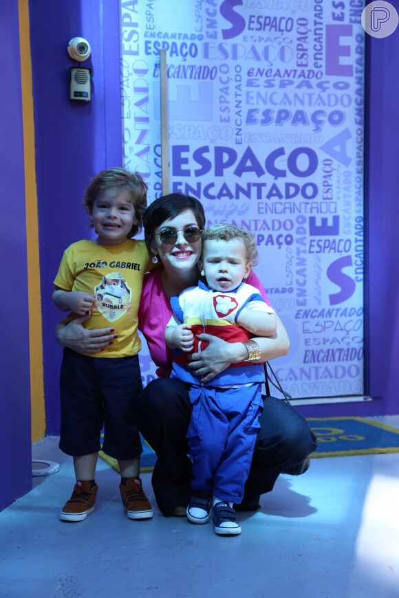 Regiane Alves frequentemente é fotografada com os filhos João Gabriel, de 4 anos, e Antônio, de 2