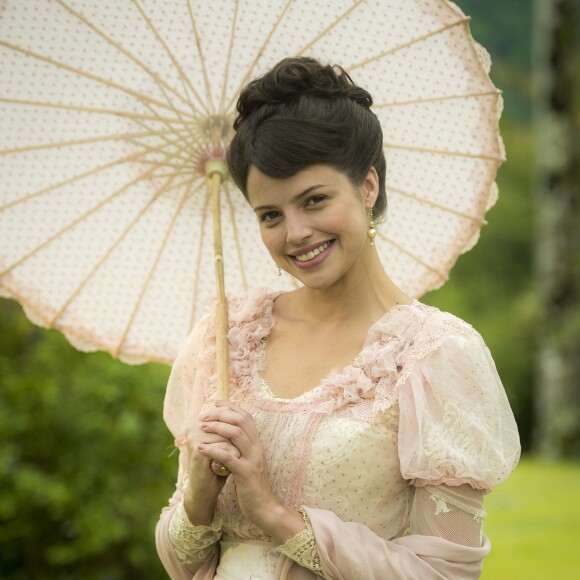 Ema (Agatha Moreira) despertou a paixão em Ernesto (Rodrigo Simas), está noiva de Edmundo (Nando Rodrigues) mas gosta de Jorge (Murilo Rosa) na novela 'Orgulho e Paixão'