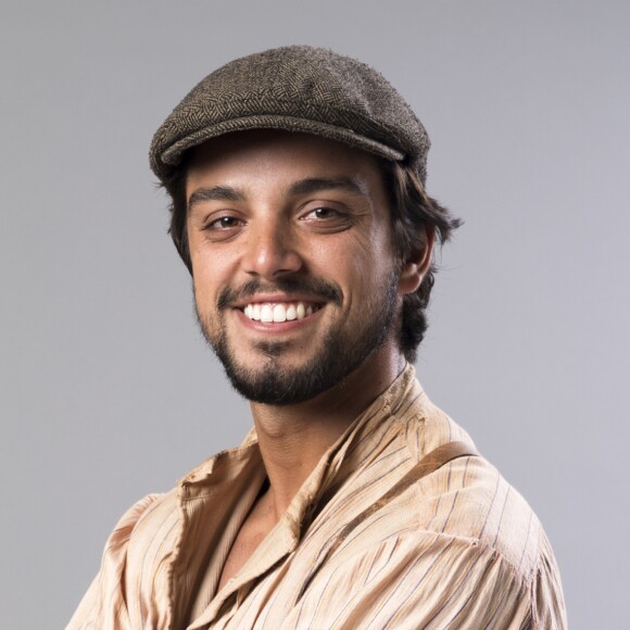 Ernesto (Rodrigo Simas) revela a Edmundo (Nando Rodrigues) ser apaixonado por Ema (Agatha Moreira) nos próximos capítulos da novela 'Orgulho e Paixão'