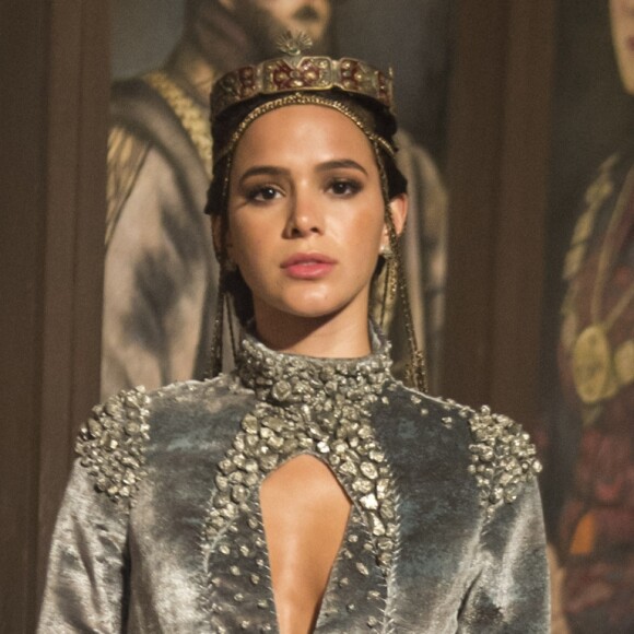 Catarina (Bruna Marquezine) propõe casamento a Afonso (Romulo Estrela) nos próximos capítulos da novela 'Deus Salve o Rei'