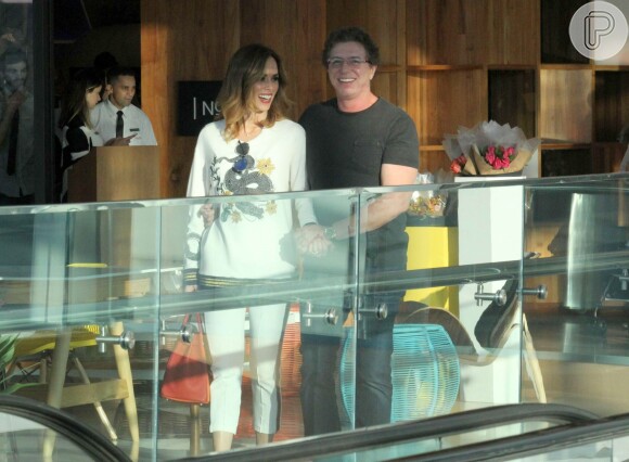 Ana Furtado foi fotografada em um shopping do Rio com o marido, Boninho