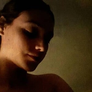 Débora Nascimento mantem uma rotina discreta com a filha, Bella, nas redes sociais