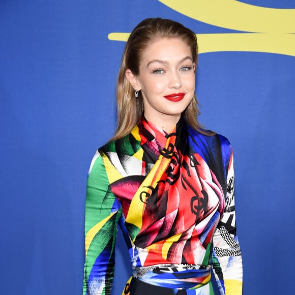 Gigi Hadid usou anel Lorraine Schwartz e brinco Gigi de Messika no CFDA Fashion Awards 2018, realizado no Brooklyn Museum, em Nova York, nesta segunda-feira, 4 de junho de 2018