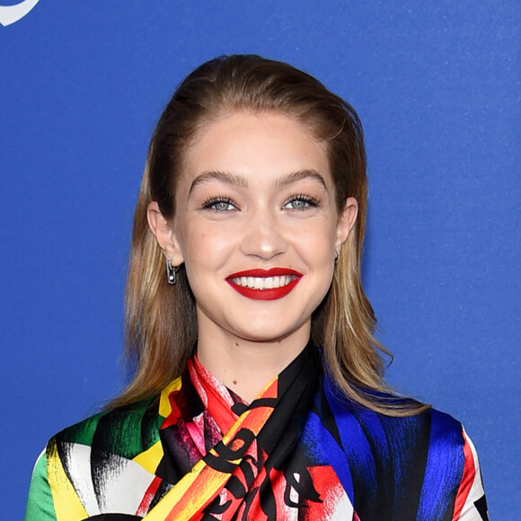 Gigi Hadid combinou o vermelho dos sapatos Stuart Weitzman com o batom no CFDA Fashion Awards 2018, realizado no Brooklyn Museum, em Nova York, nesta segunda-feira, 4 de junho de 2018