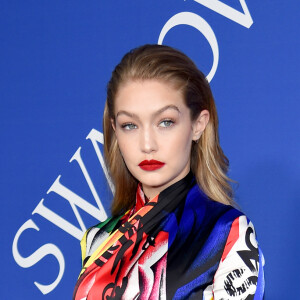 Gigi Hadid foi destaque ao surgir vestindo um macacão Versace com sapatos Stuart Weitzman no CFDA Fashion Awards 2018