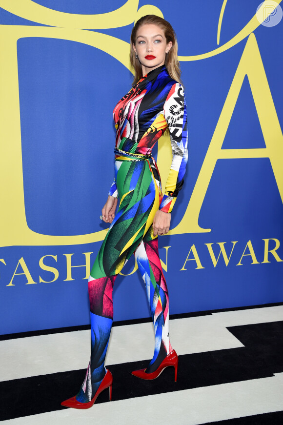 Gigi Hadid finalizou o look Versace com sapatos Stuart Weitzman vermelhos no CFDA Fashion Awards 2018, realizado no Brooklyn Museum, em Nova York, nesta segunda-feira, 4 de junho de 2018